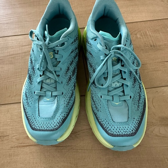 Women’s size 8, Hoka Speedgoat. Worn twice. - Picture 3 of 5